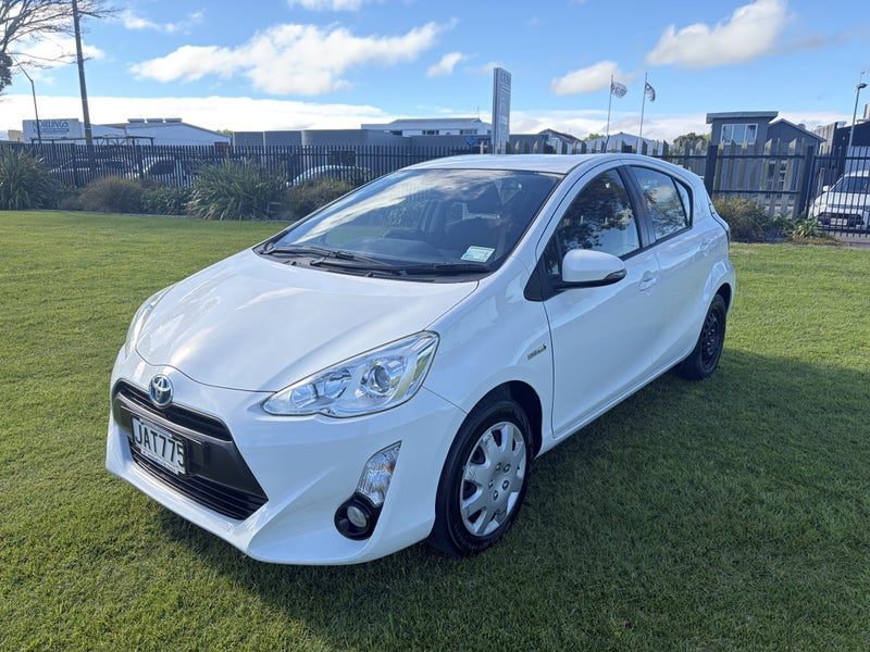 2015 Toyota Prius C L1 1.5P Hybrid Hatch, photo 3
