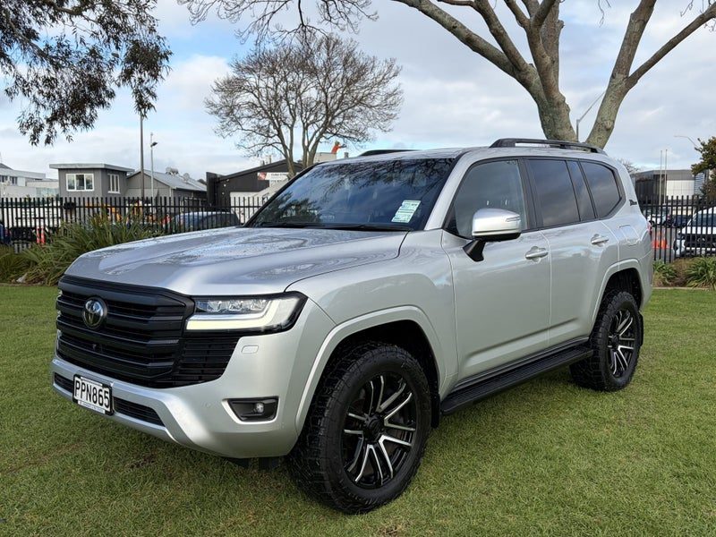 2022 Toyota Land Cruiser VX, photo 3