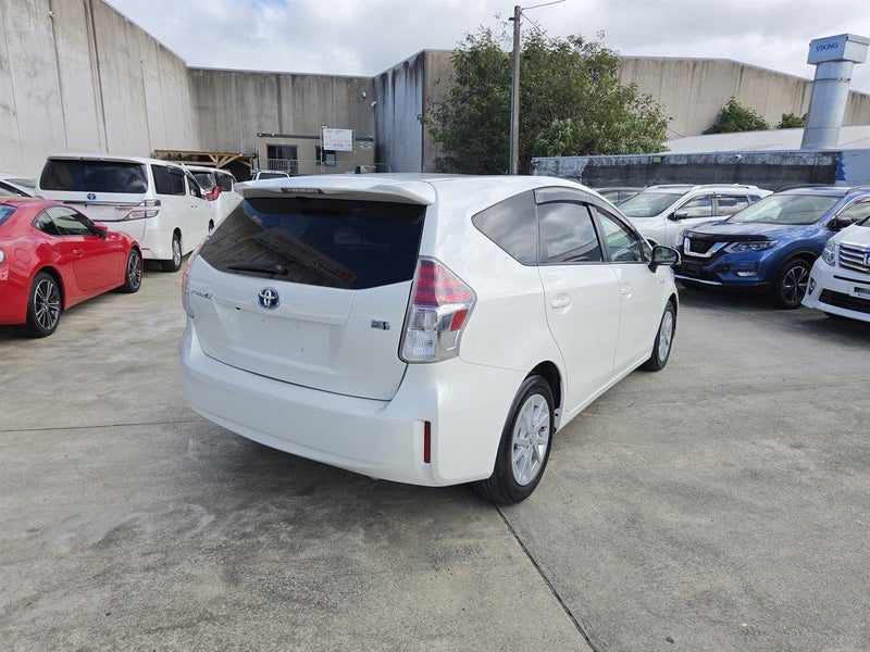 2015 Toyota Prius Alpha, photo 2