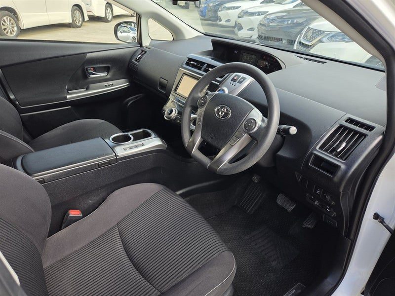 2015 Toyota Prius Alpha, photo 3
