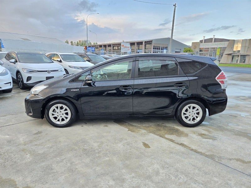 2015 Toyota Prius Alpha, photo 2