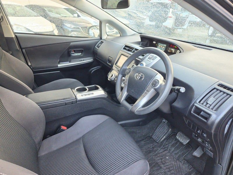 2015 Toyota Prius Alpha, photo 3