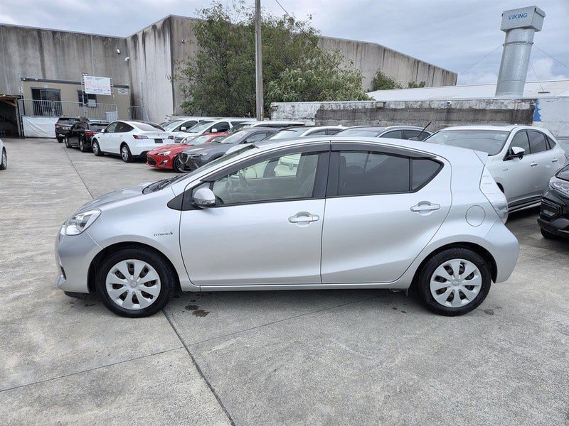 2013 Toyota Aqua G, photo 2