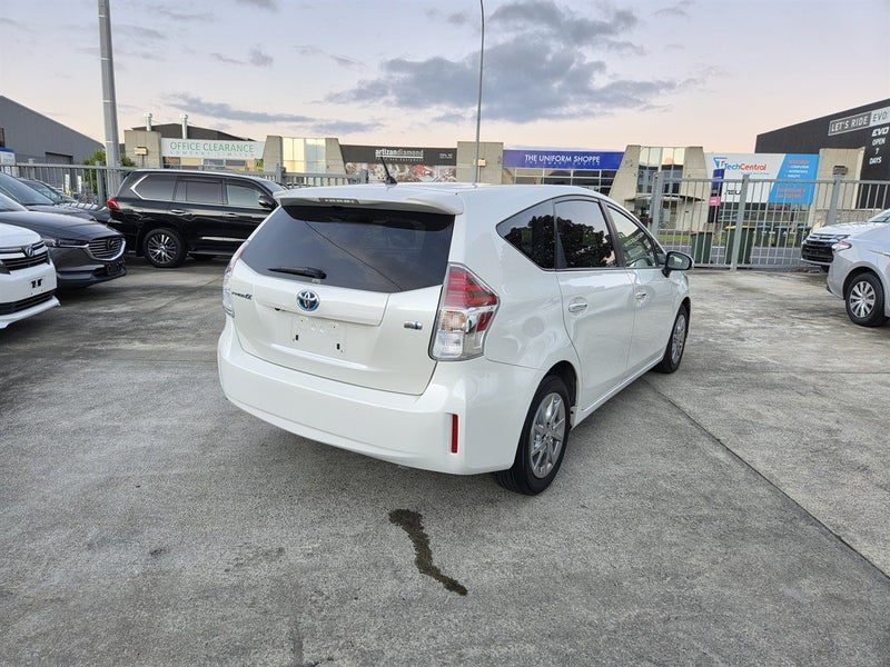 2021 Toyota Prius Alpha, photo 2