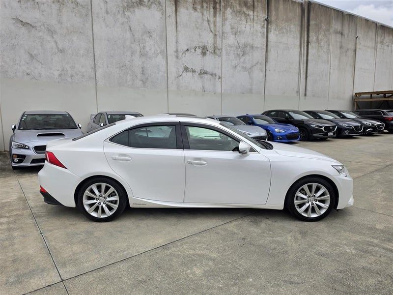 2015 Lexus IS 300h Hybrid, photo 2