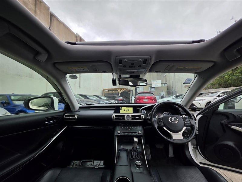 2015 Lexus IS 300h Hybrid, photo 3