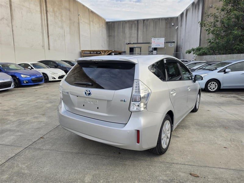 2013 Toyota Prius Alpha, photo 2