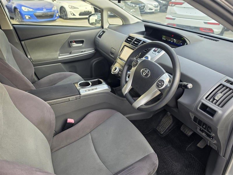 2013 Toyota Prius Alpha, photo 3
