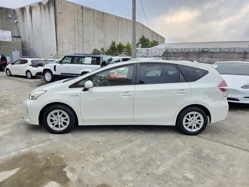2015 Toyota Prius Alpha, photo 2