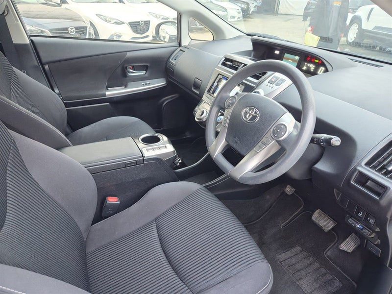 2015 Toyota Prius Alpha, photo 3