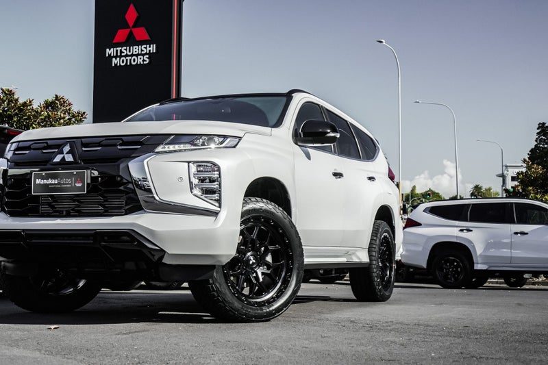 2026 Mitsubishi Pajero Sport VRX Black Edition, photo 2