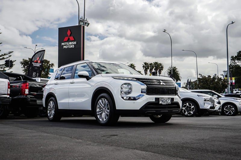 2022 Mitsubishi Outlander LS AWD, photo 2