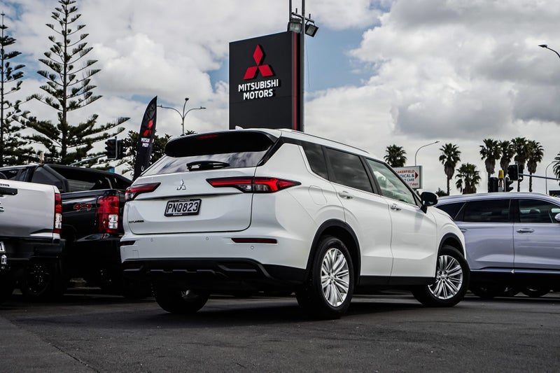 2022 Mitsubishi Outlander LS AWD, photo 3