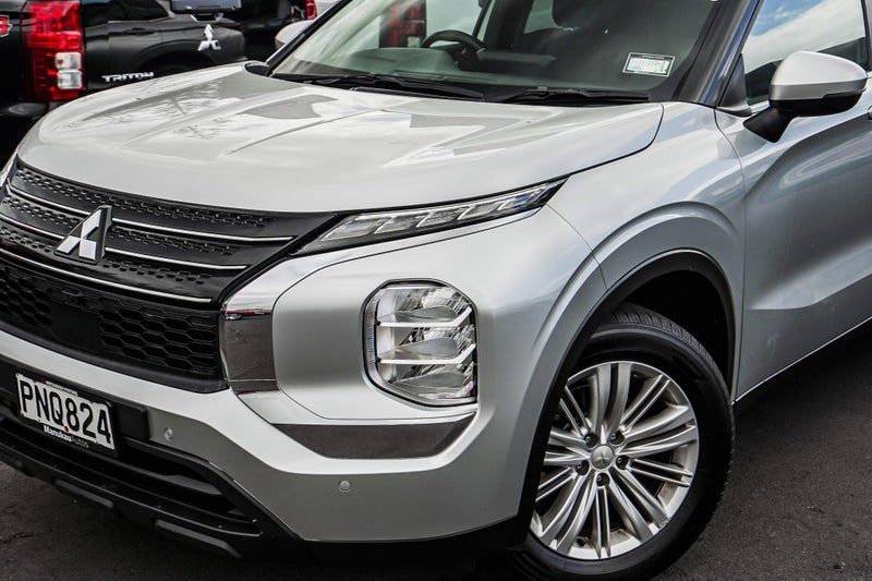 2022 Mitsubishi Outlander LS AWD, photo 2