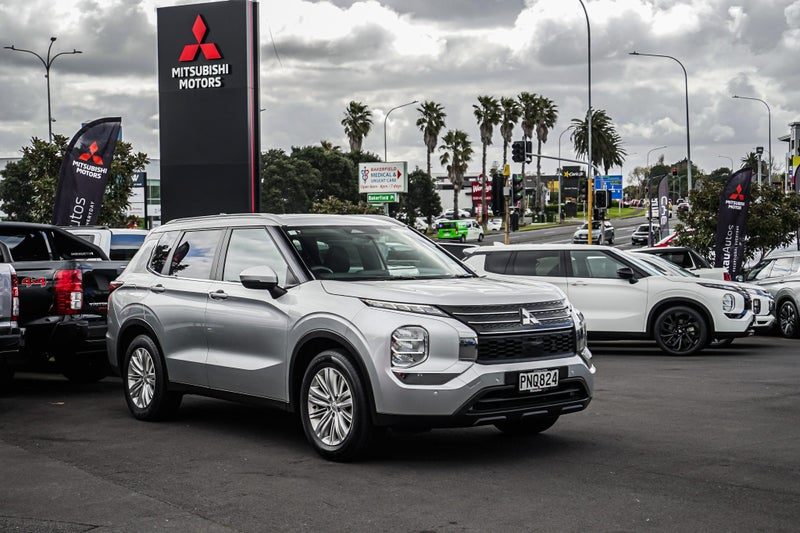 2022 Mitsubishi Outlander LS AWD, photo 3