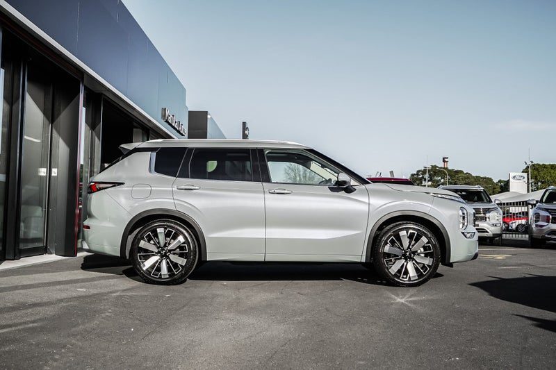 2026 Mitsubishi Outlander VRX 2WD, photo 2