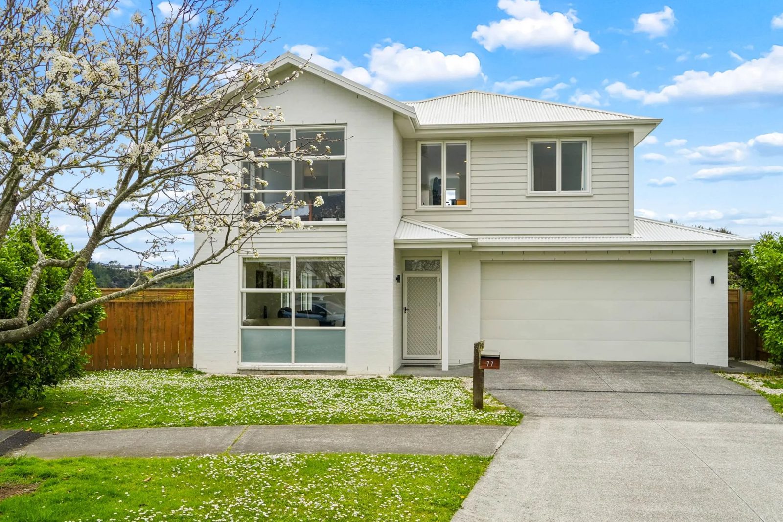 77 Mackay Drive, Greenhithe, photo 1