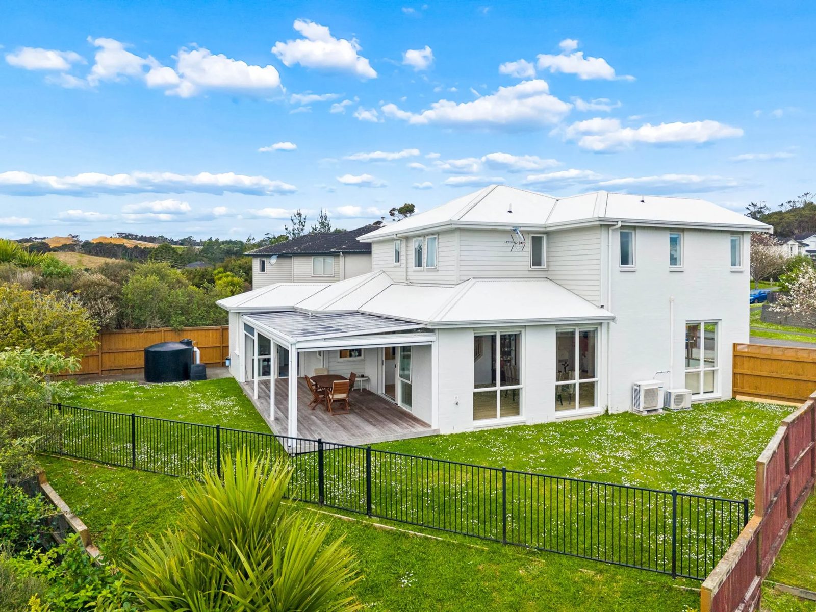 77 Mackay Drive, Greenhithe, photo 2