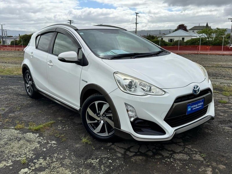 2015 Toyota Aqua X- Urban, photo 2