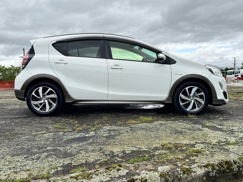 2015 Toyota Aqua X- Urban, photo 3