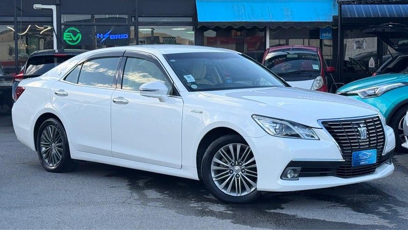 2013 Toyota Crown Hybrid, photo 2