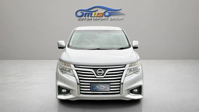 2015 Nissan Elgrand, photo 2