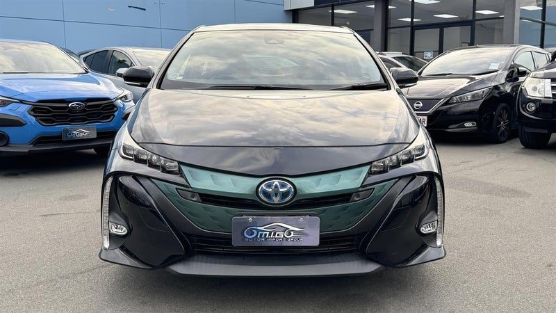 2017 Toyota Prius 1.8L PHV 3YearWarrantyFree, photo 3
