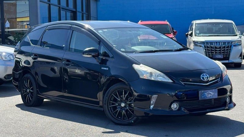 2013 Toyota Prius Alpha, photo 2