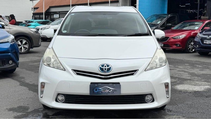 2013 Toyota Prius Alpha, photo 2