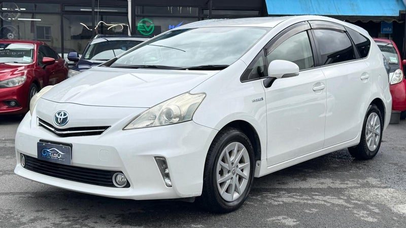 2013 Toyota Prius Alpha, photo 3