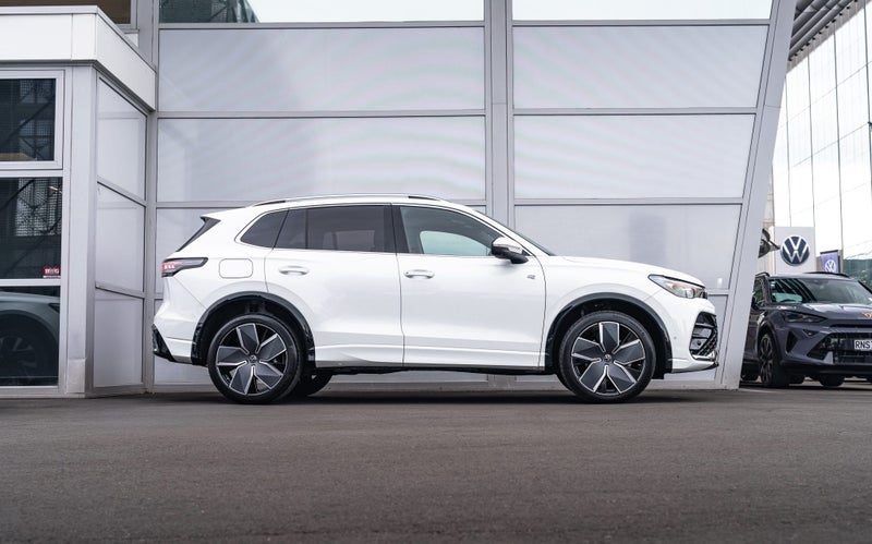 2026 Volkswagen Tiguan R-Line, photo 3