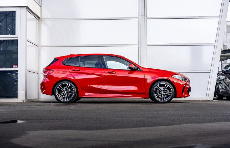 2022 BMW 118i 103kW Turbo Petrol, photo 2