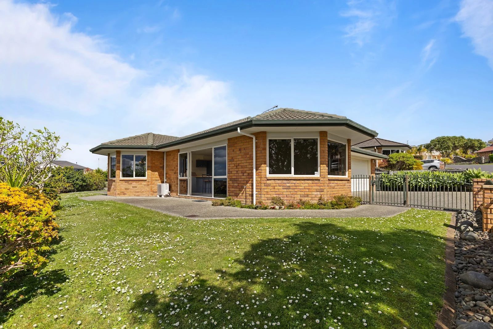 6 The Ritz, Orewa