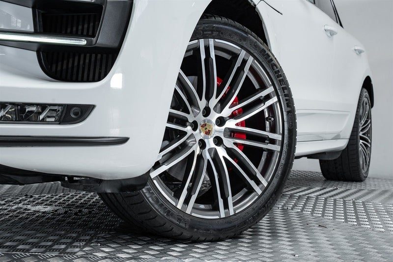 2017 Porsche Macan Turbo S 3.6L Twin Turbo, photo 2