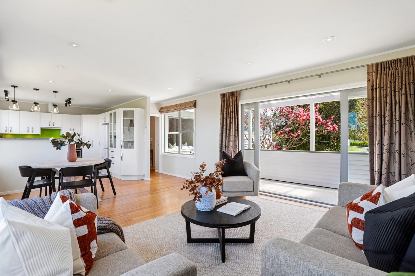 72 Golf Road, New Lynn, photo 3
