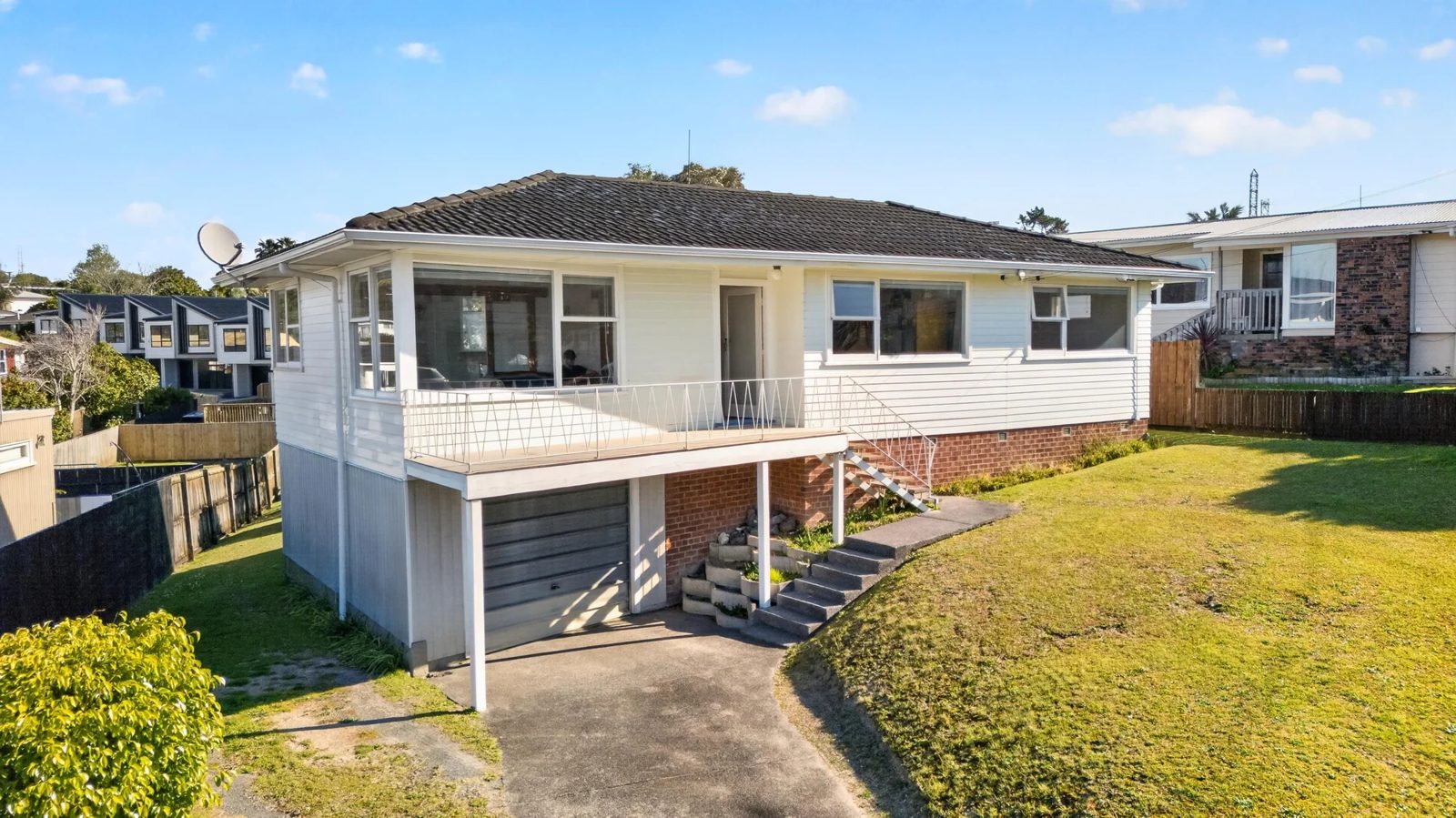 55 Royal View Road, Te Atatu South, photo 2
