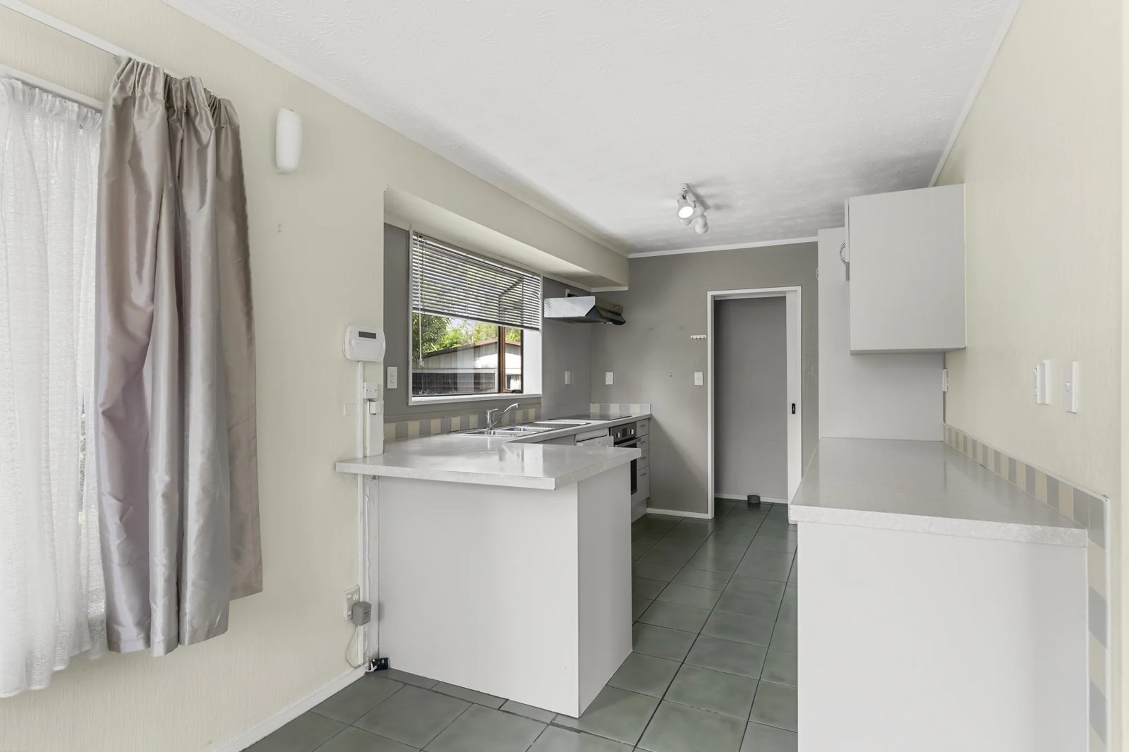 9 Gosford Drive, Botany Downs, photo 4
