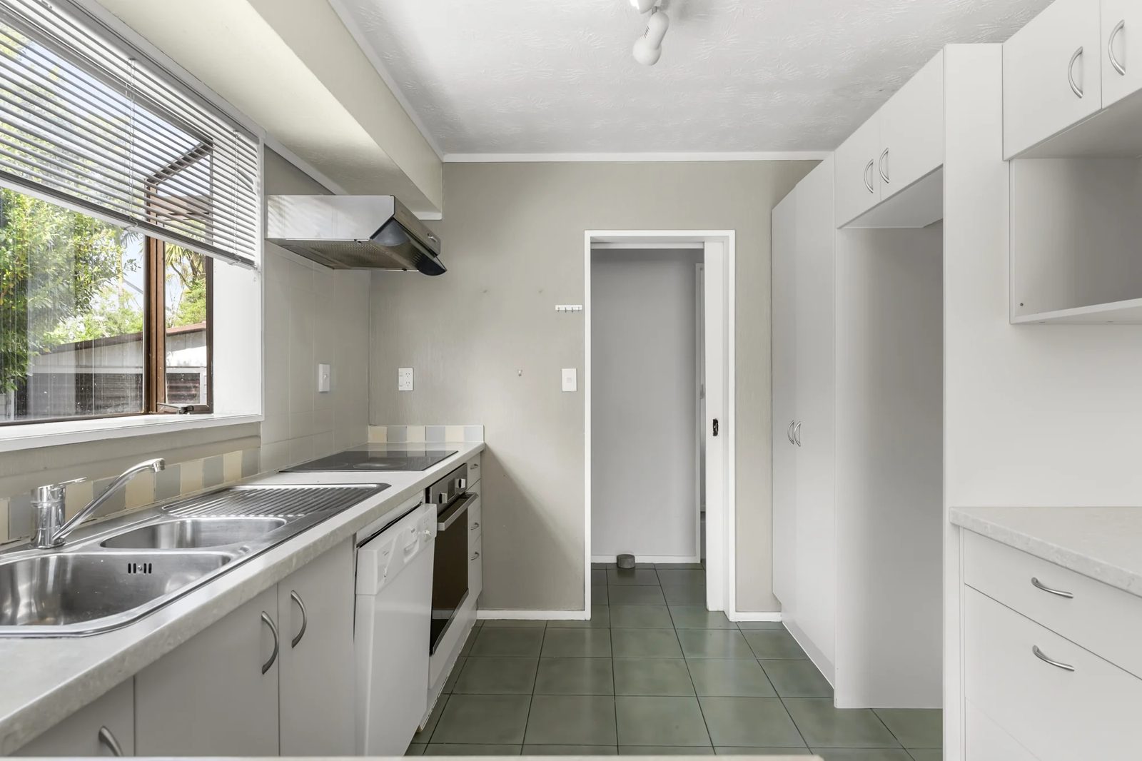 9 Gosford Drive, Botany Downs, photo 7