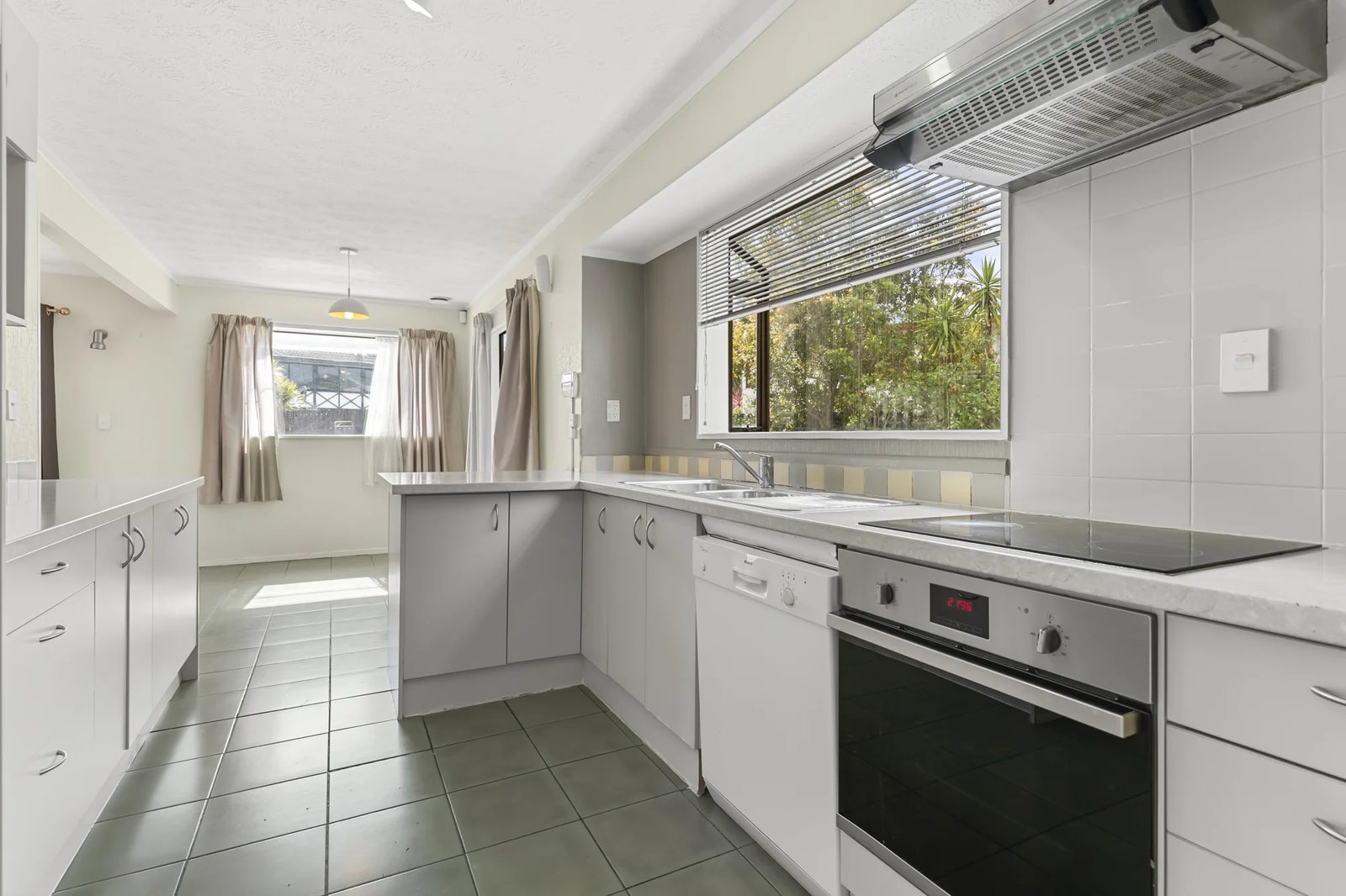 9 Gosford Drive, Botany Downs, photo 8