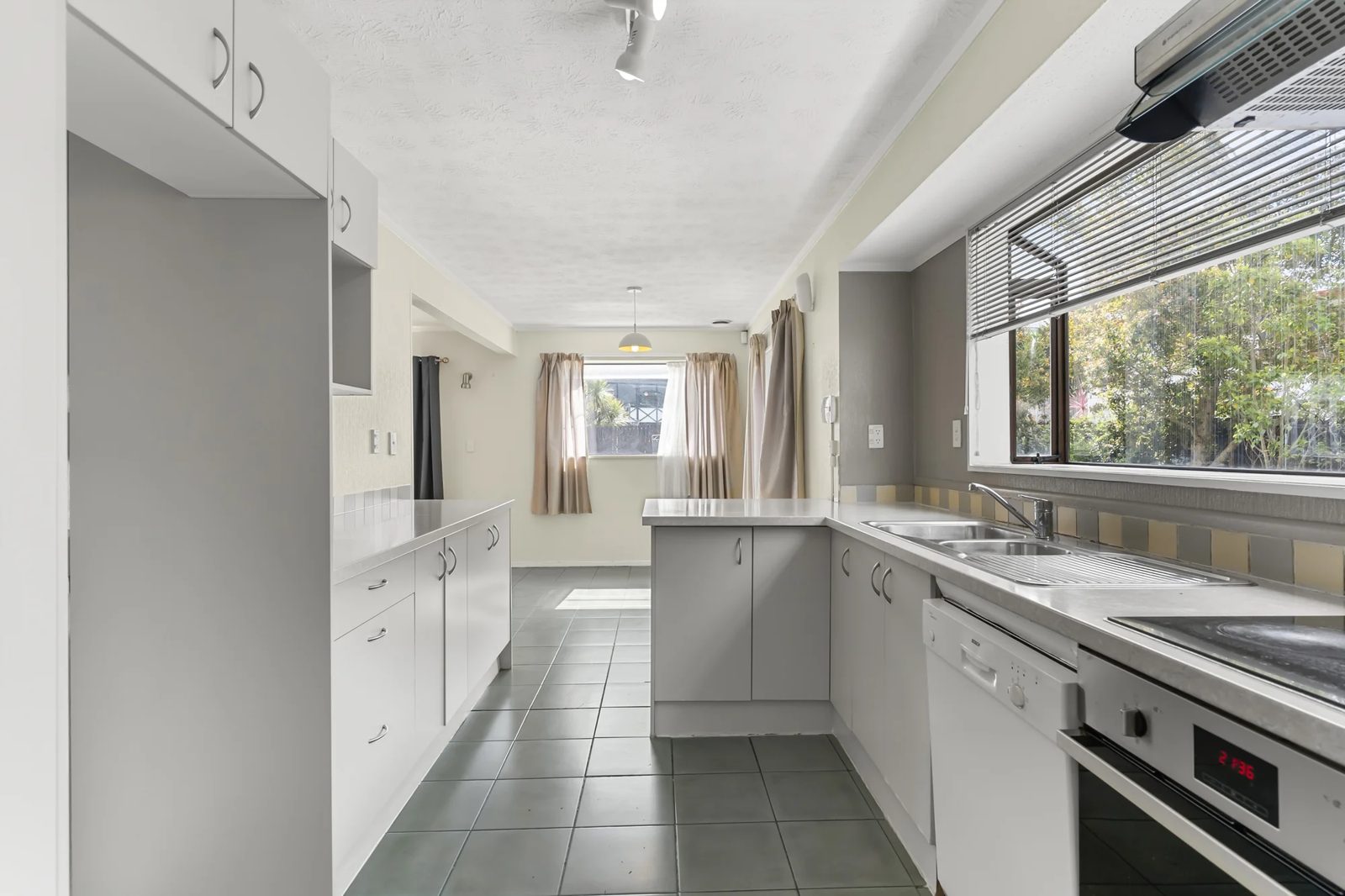9 Gosford Drive, Botany Downs, photo 9
