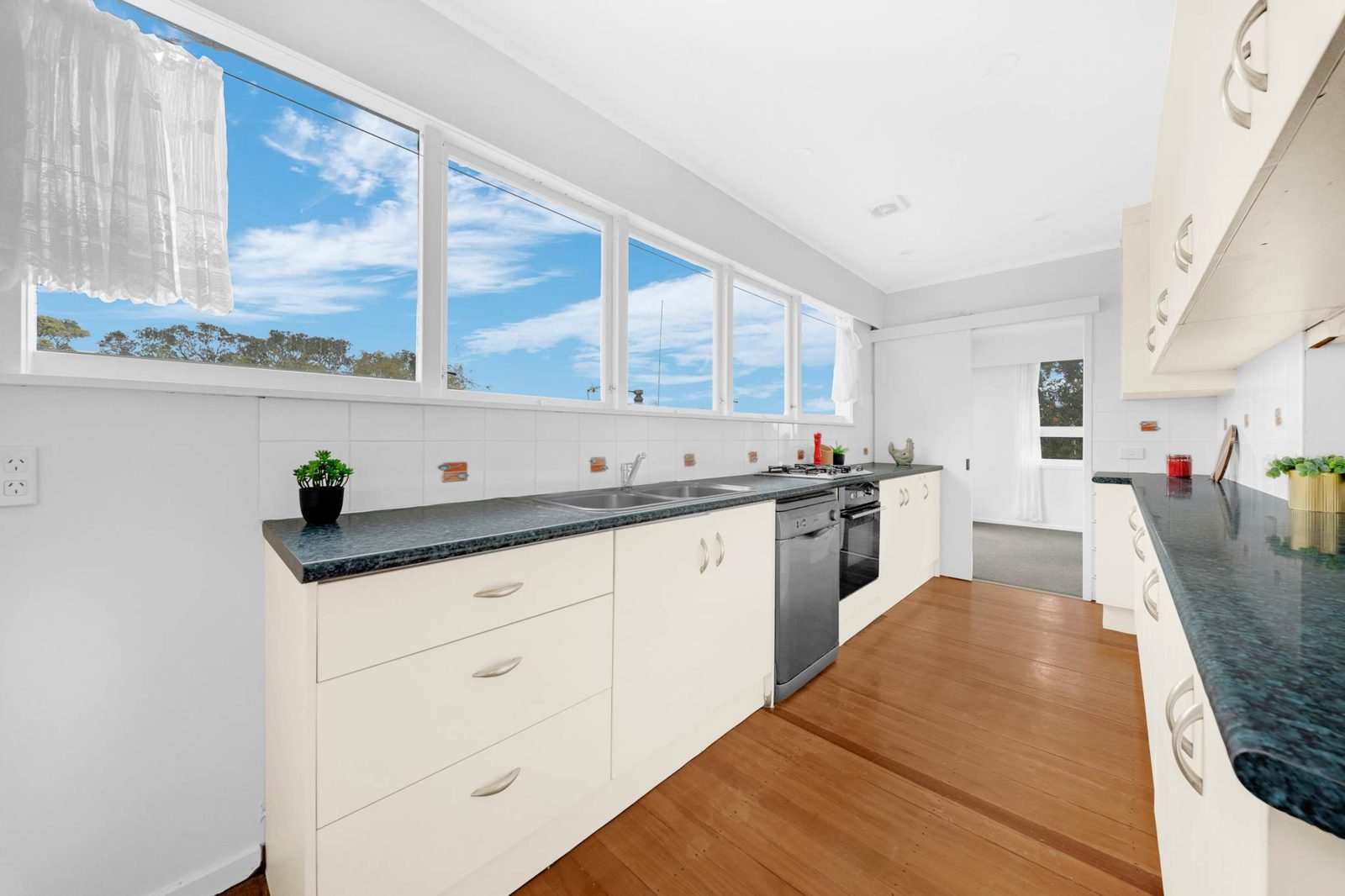 13 Keegan Drive, Massey, photo 12