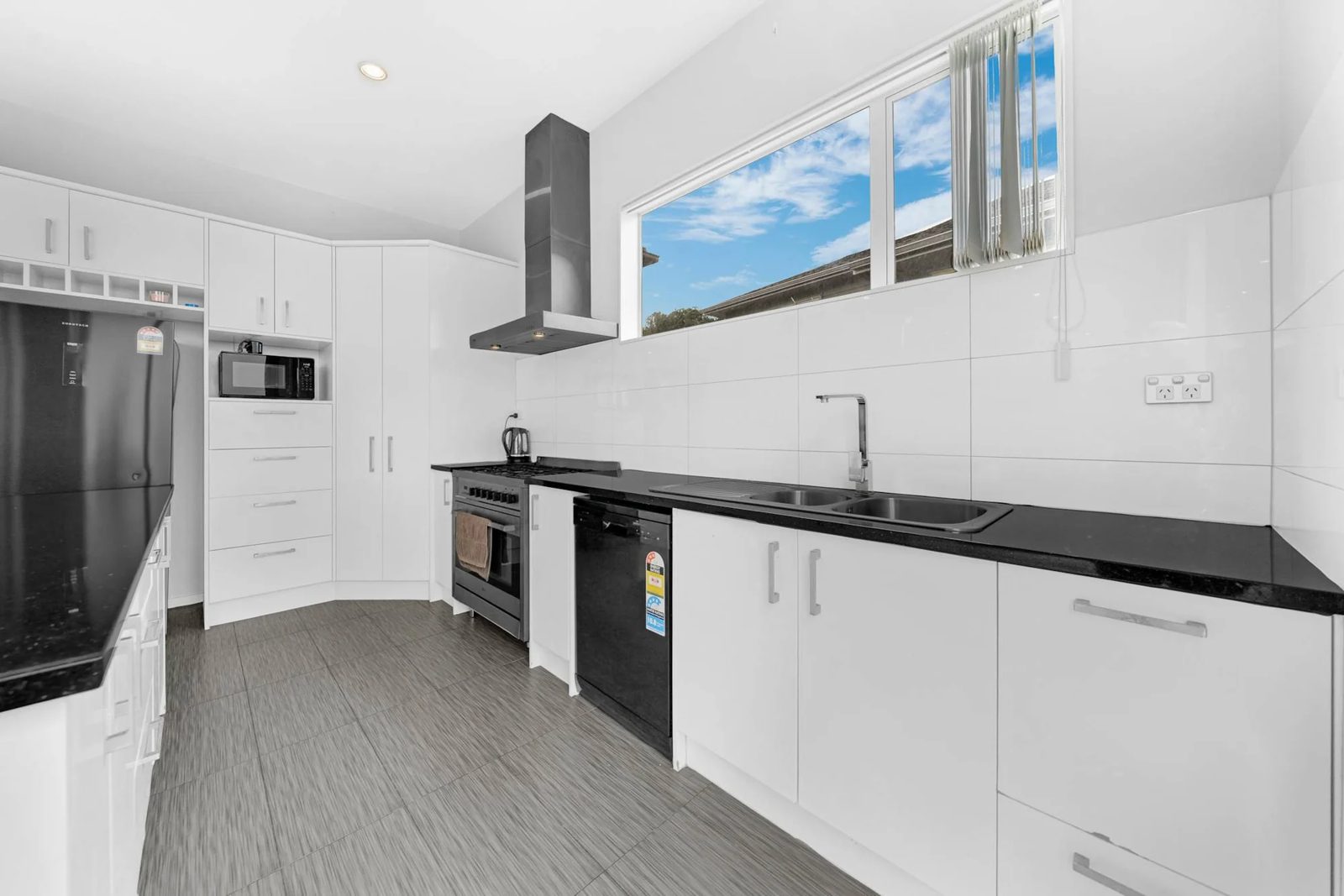 16 Lucca Crescent, Mission Heights, photo 4