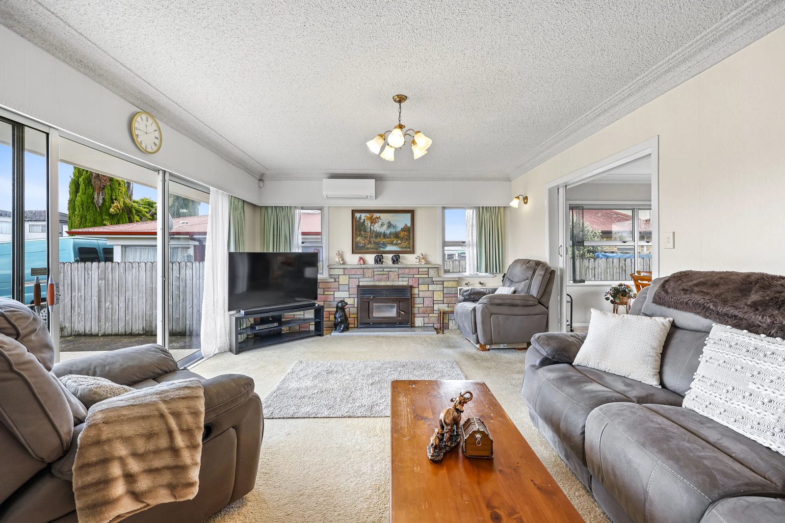 2 Buckingham Crescent, Papatoetoe, photo 3
