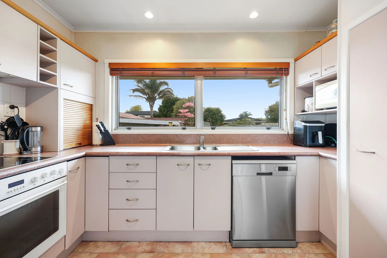2 Buckingham Crescent, Papatoetoe, photo 4
