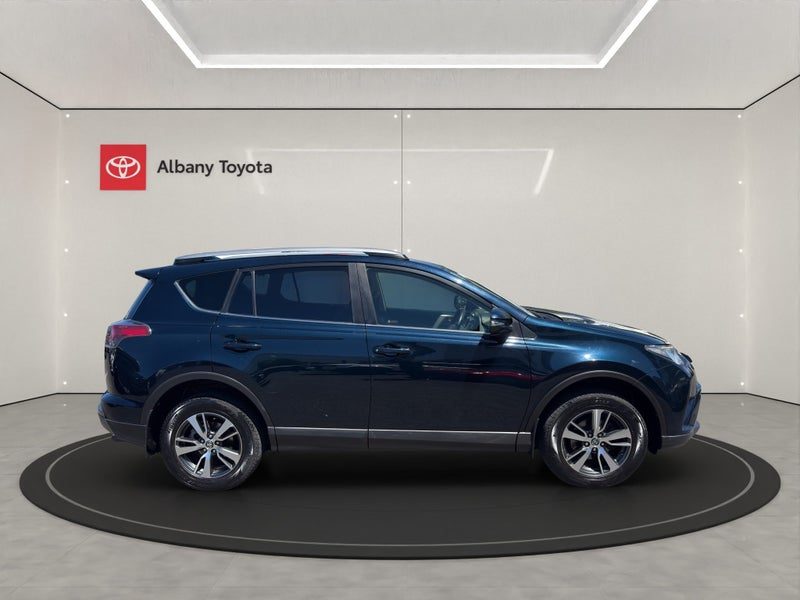 2017 Toyota RAV4 GXL, photo 2