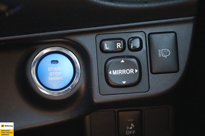 2013 Toyota Aqua S Push button, photo 3