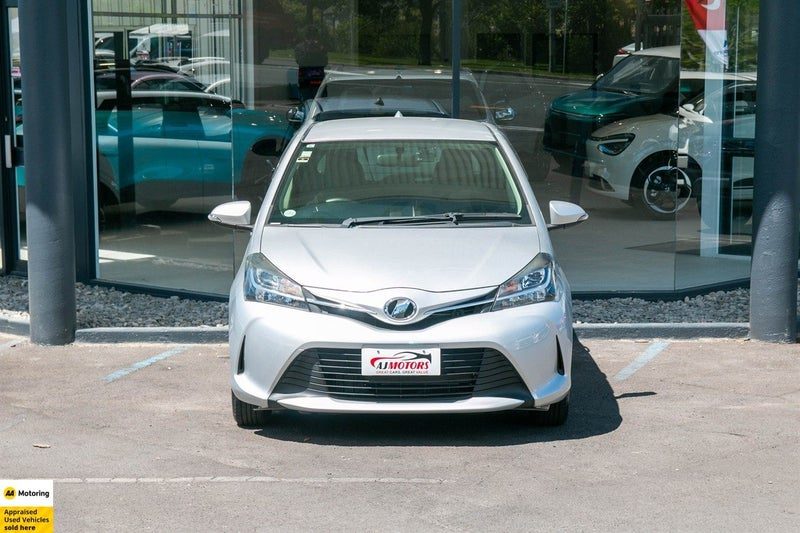 2015 Toyota Vitz 1.3, photo 2