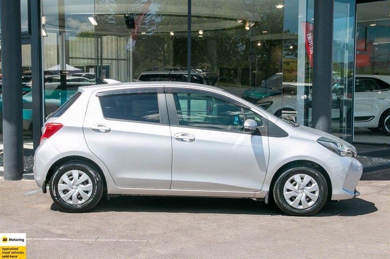 2015 Toyota Vitz 1.3, photo 3