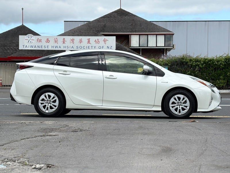 2017 Toyota Prius S, photo 3