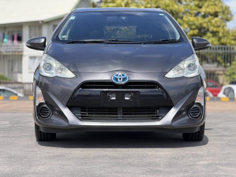 2015 Toyota Aqua, photo 2